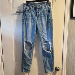 Women’s American Eagle Mom Jean size 4